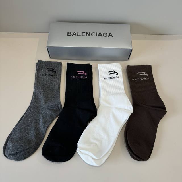 巴黎世家 新款早秋长筒袜，款式经典，时尚高级！大牌出街，潮人必备，颜色百搭 。 一盒4双