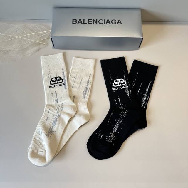 巴黎世家 新款早秋长筒袜，款式经典，时尚高级！大牌出街，潮人必备，颜色百搭 一盒2双