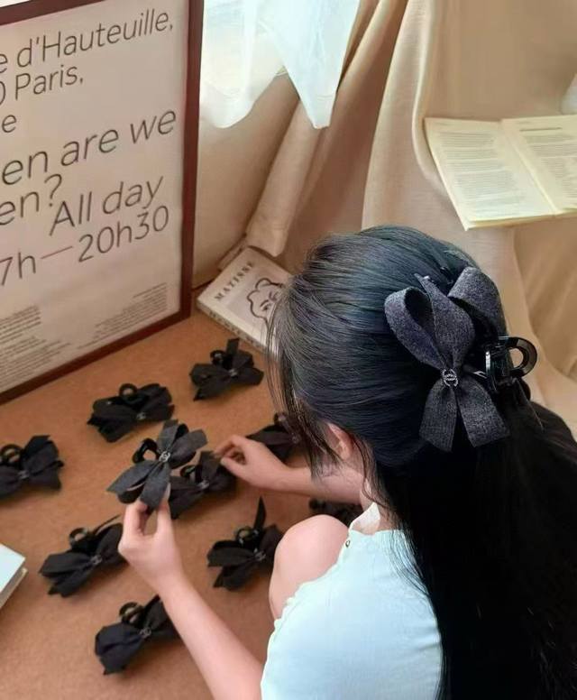 配包装盒 Chanel 香奈儿 最新款小香爆款抓夹，超级好看！名媛范儿十足，小仙女必备