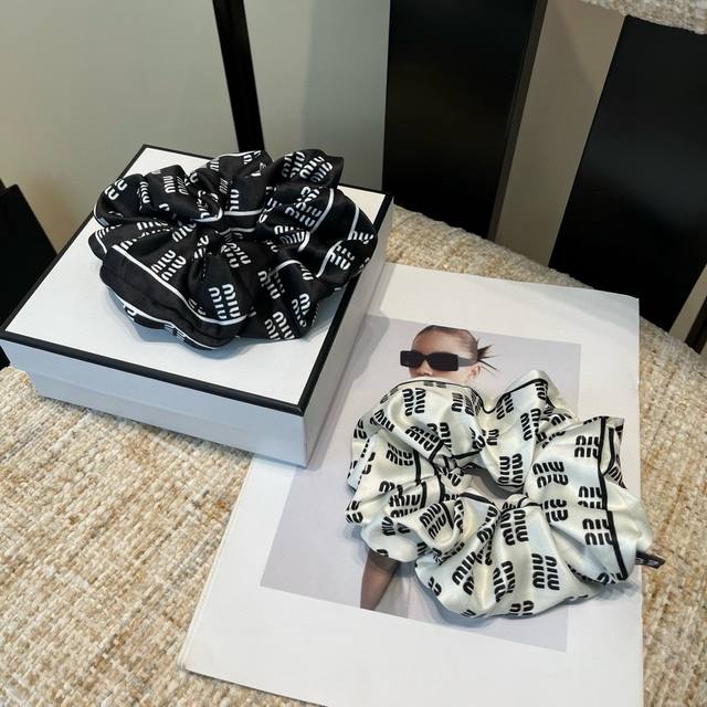 配包装盒 Miumiu新款字母发圈，简单优雅，实用百搭，名媛范儿十足！小仙女必备