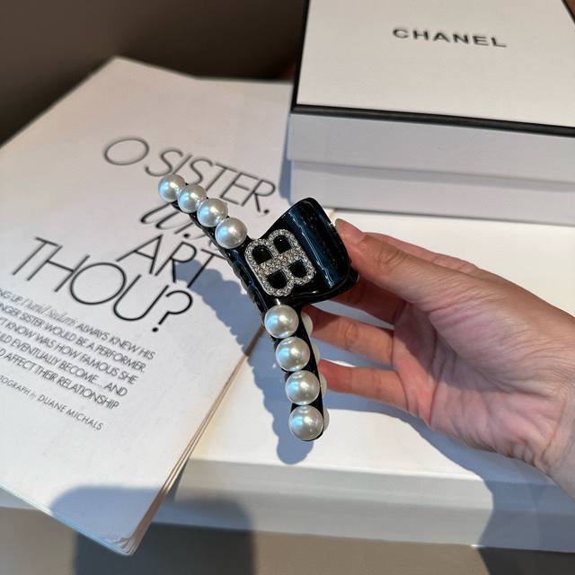 配包装盒 Balenciaga 巴黎世家 珍珠抓夹，网红爆款，超级好看，非常实用！人手必备超好搭～