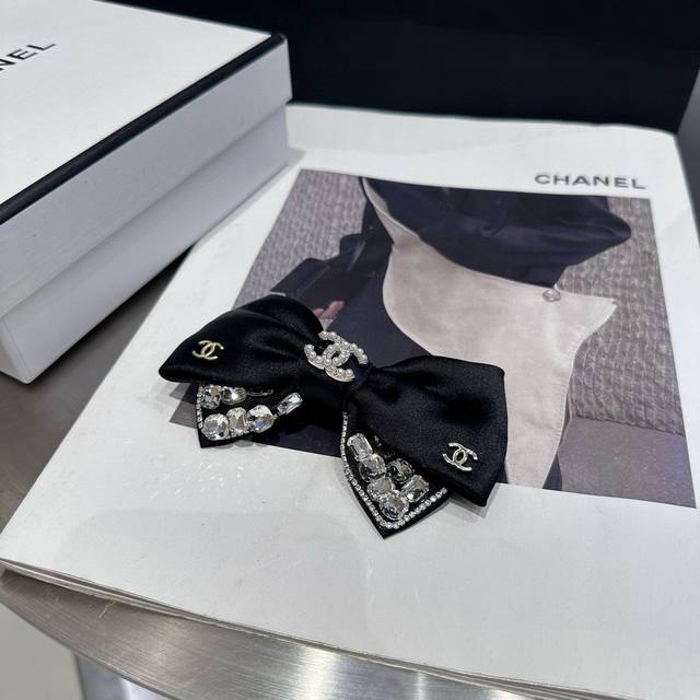配包装盒 Chanel 香奈儿 最新小香爆款鸭嘴夹，绝美的一款！小仙女必备