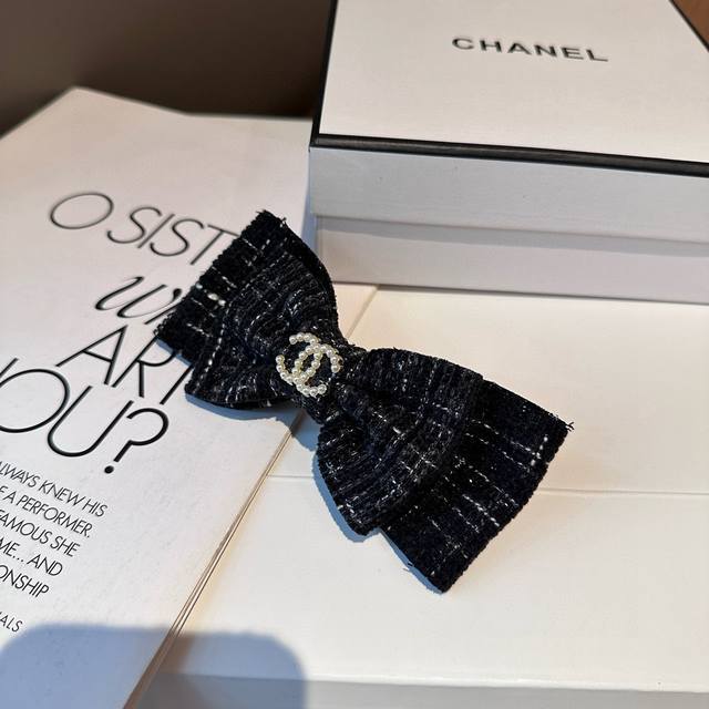 配包装盒 Chanel 香奈儿 最新款小香弹簧发夹，秋冬新品，超级好看！名媛范儿十足，小仙女必备