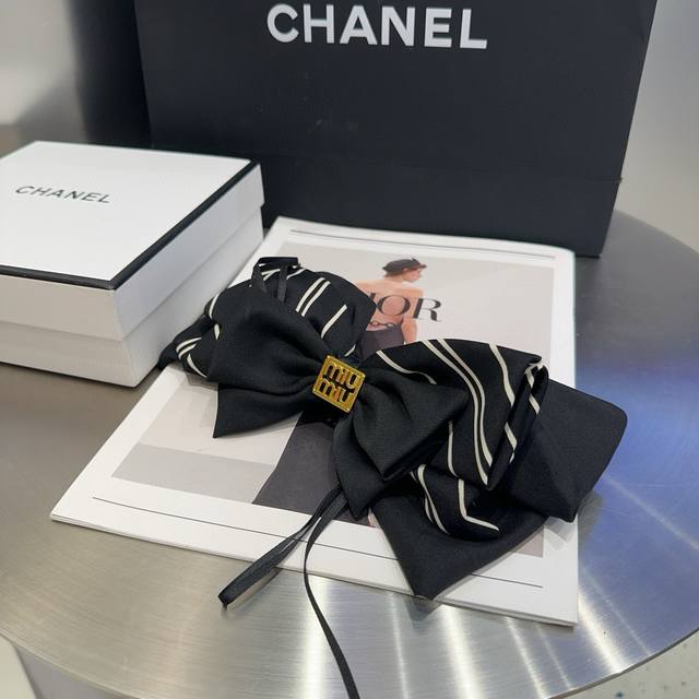 配包装盒 Miumiu新款字母弹簧顶夹，简单优雅，实用百搭，淑女气质十足，小姐姐必备