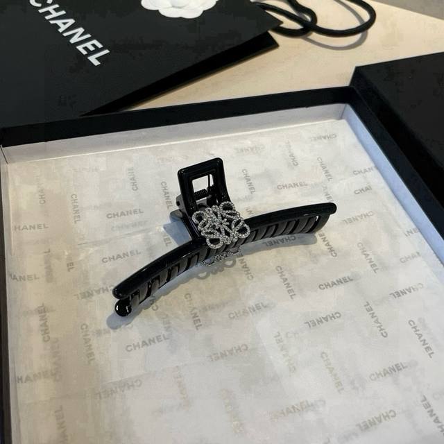 Loewe罗意威新款发夹