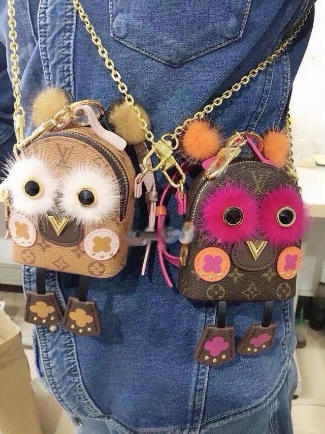 元配图片包装 Louis Vuitton官网M69552 palm Springs Bear包饰与钥匙扣。 将随行小物装入palm Spring Bear包饰与