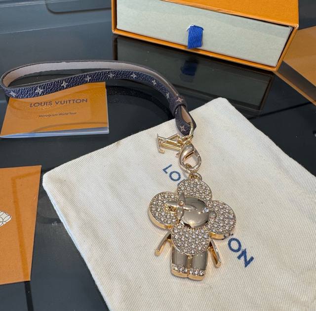 新款 Louis Vuitton Lv双花皮绳包包挂饰 薇薇安新款挂件，钥匙扣精致。手感真的很赞