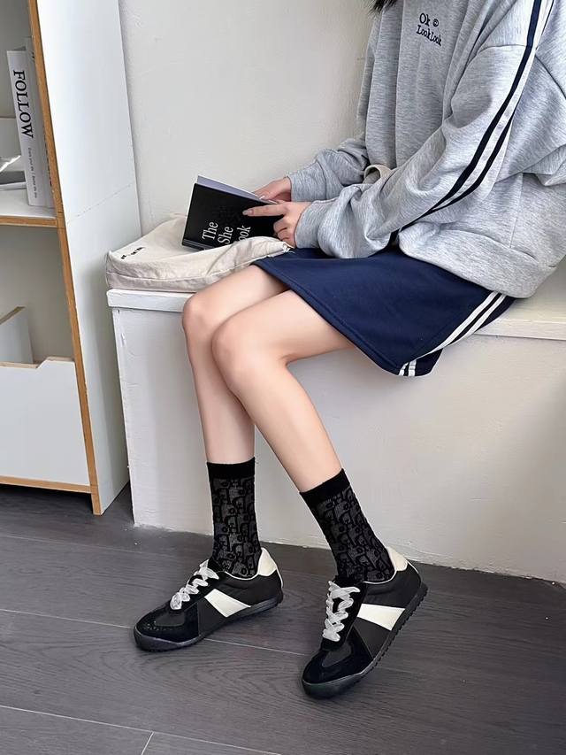 配包装 一盒四双 Dior 迪奥超级爆款网红袜子D家官网同步提花字母小腿袜，Ins明星网红推荐火爆至极纯棉材质，轻薄柔软透气，四季通用，欧美大牌街头必备