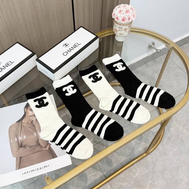 配包装 一盒四双 Chanel香奈儿 爆款中筒袜高版本 ～好看到爆炸 欧美大牌中筒袜潮人必不能少的专柜代购品质 袜子 ，搭配起来超高逼格 时髦度爆表啊啊啊啊～～