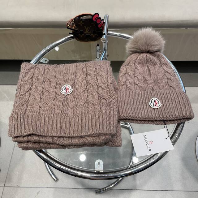 蒙口。 两件套。羊毛套装帽子-带狐狸毛球 经典套装帽子！帽子围巾！暖暖哒超级舒服～冬日小姐姐减龄神器哦～这个冬天你就差这么一套套装帽子啦～又保暖又时尚！男女通用