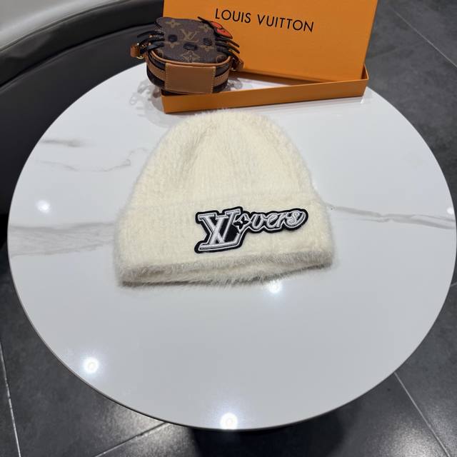 秋冬款针织毛线帽 这款必定是极简主义的最爱 干净，利索，时尚百搭，绝对不挑脸型！ 属于时尚经典的万年款！时尚黑白可以一起入！