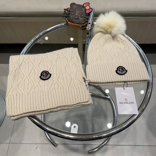 蒙口。 羊毛套装帽子 经典套装帽子！帽子围巾！配狐狸毛球材质：70%羊毛30%兔毛。暖暖哒超级舒服～冬日小姐姐减龄神器哦～这个冬天你就差这么一套套装帽子啦～又保