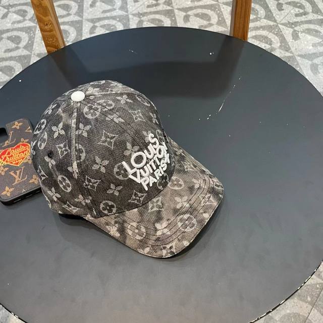 Lv路易威登新款牛仔棒球帽 火爆技术升级，洗水牛仔风街头风十足 更符合现在时尚小哥哥小姐姐的Style，机场街拍超飒！