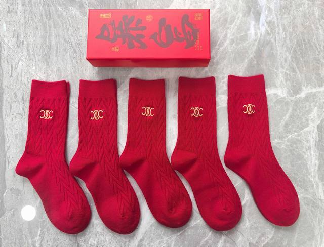 特 配包装 红红火火 大红袜 Celine 赛琳 新款经典刺绣中长款堆堆袜袜子！一盒五双，专柜同步筒袜袜子，大牌出街，潮人必备超好搭。