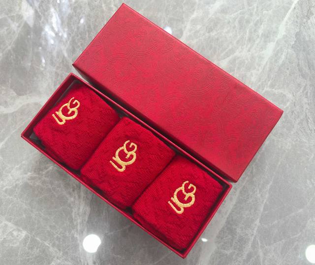 特配包装 红红火火 大红袜 Ugg新款经典刺绣中长款堆堆袜袜子！一盒五双，专柜同步筒袜袜子，大牌出街，潮人必备超好搭。