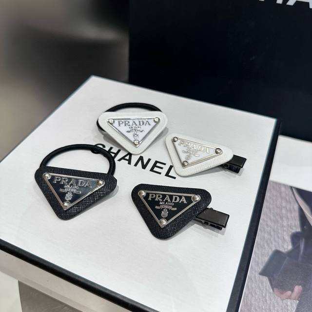 配包装盒 二件套 prada 普拉达 爆款来啦！ 时尚边夹+发圈，超级百搭！女神必备单品