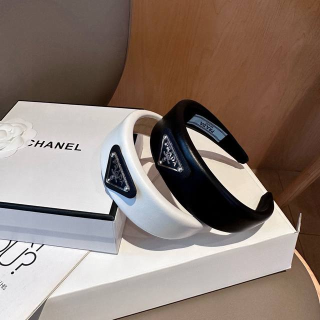 配包装盒 prada 普拉达 爆款发箍来啦！ 网红推荐！优雅的小姐姐值得入手 非常好搭配 气质有品位