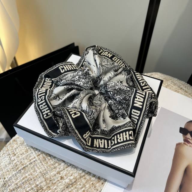 配包装盒 Dior 迪奥 新款Cd大发圈，简单实用 时尚潮流！超级好看！小仙女必备