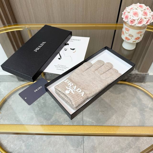 配包装 爆款prada普拉达 秋冬羊毛针织手套纯色系列今年秋冬大火 每色都超好看 搭配羊绒大衣绝美 立体版型剪裁 线条流畅 佩戴舒适 时尚设计非常百搭 贴合手型