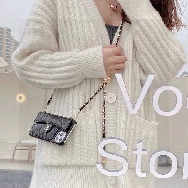 Chanel香奈儿火爆时尚圈的手机壳 专柜同款链条小金球可调节链条长度 型号：为了不出现报错型号，请打开本机查看手机设置显示的型号 Iphone17系列更新 I