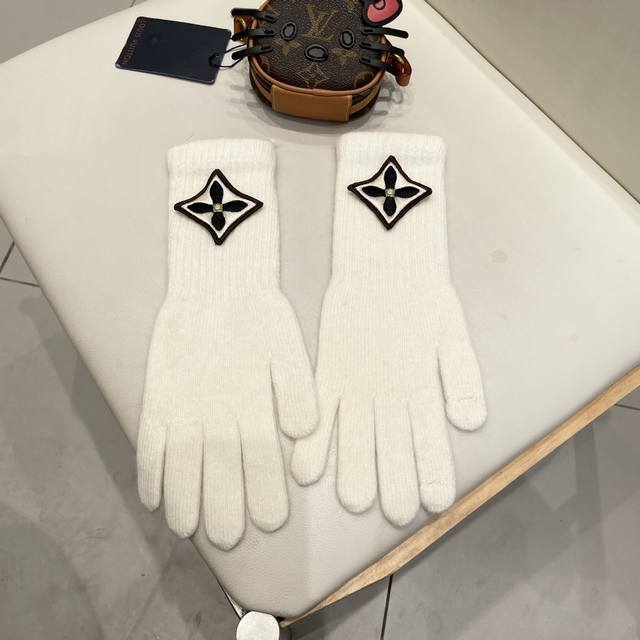 Lv路易威登秋冬羊毛针织手套糖果纯色系列今年秋冬大火 每色都超好看 搭配羊绒大衣绝美 立体版型剪裁 线条流畅 佩戴舒适 露指设计更加方便 贴合手型