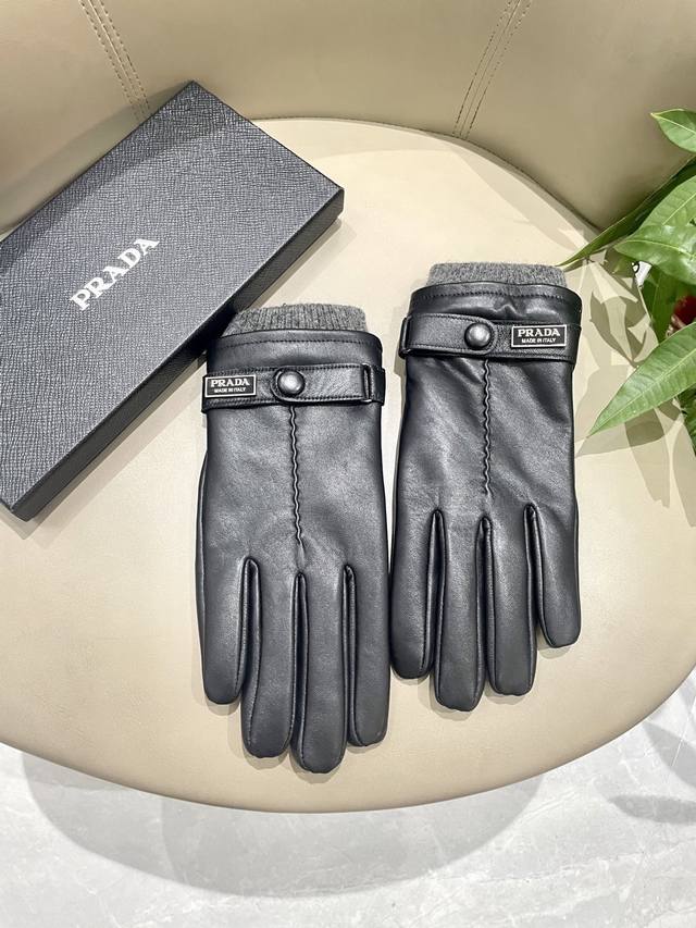 普拉达新款触屏手套 男士手套 高档羊皮手套 型男开车首选 不可错过百分百选用进口羊皮 皮质细腻柔软 认准进口羊皮特有手感羊绒内里保暖更佳 顶级做工任何细节都不放