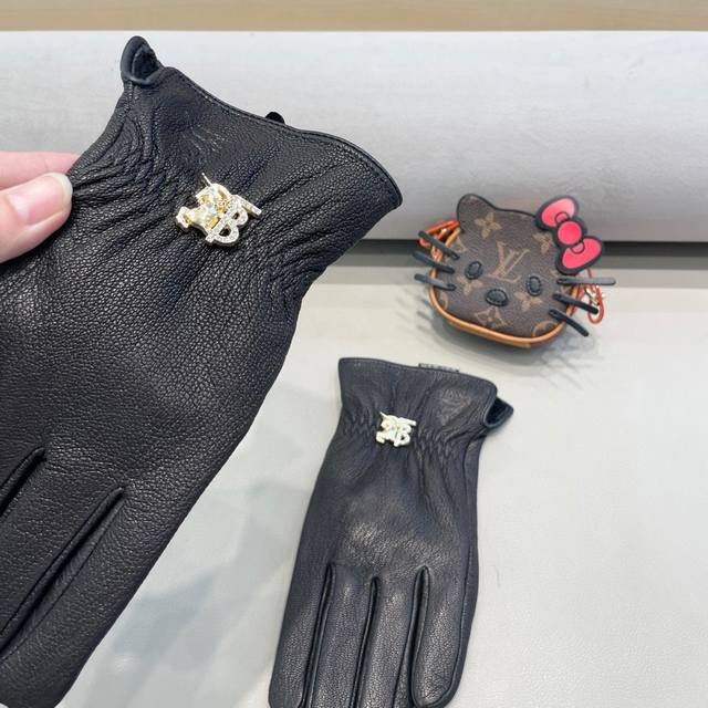 2025新款鹿皮独家首发触屏手套 巴宝莉 原单品质 官网同步男士新款高档羊皮手套出行首选 必备不可错过百分百选用进口鹿皮质细腻柔软 认准进口鹿皮特有手感羊绒内里