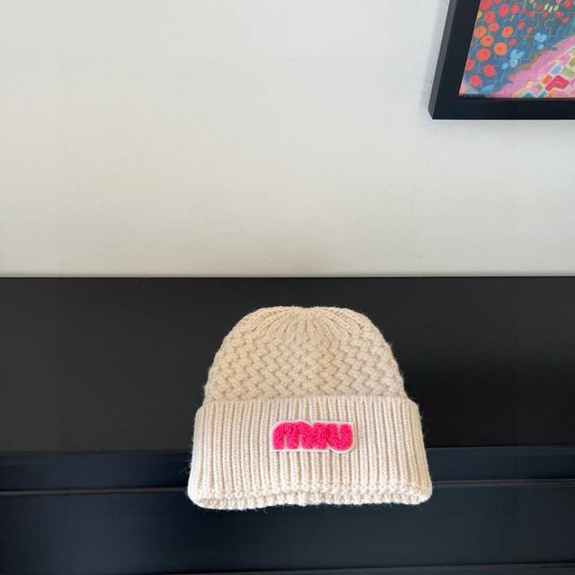 特 配防尘袋。 Miumiu缪缪 2025新款麻花亮色搭配针织毛线帽，时尚简约#保暖款