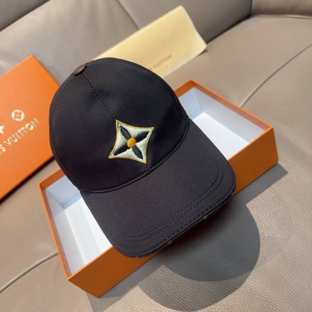 新款出货 配盒子布袋，Lv 路易威登 新款原单棒球帽，Lv四叶花刺绣，专柜1:1开模订制，原版纯棉面料+头层牛皮，精细刺绣！质量超赞，基础头围56，贴片可调节。