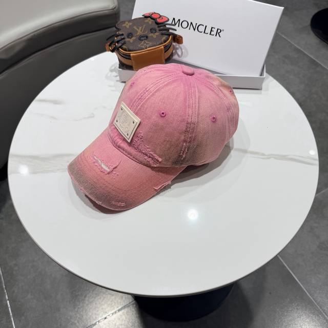 盟可睐 Moncler 蒙口 破洞棒球帽 宝藏单品！做旧破坏刺绣鸭舌帽 百搭颜色超级显脸小 大头围无忧 真的有被帅到~