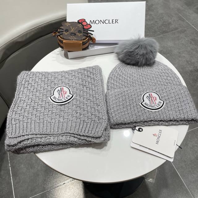 蒙口。 羊毛套装帽子 经典套装帽子！配狐狸毛球帽子围巾！材质：70%羊毛30%兔毛。暖暖哒超级舒服～冬日小姐姐减龄神器哦～这个冬天你就差这么一套套装帽子啦～又保