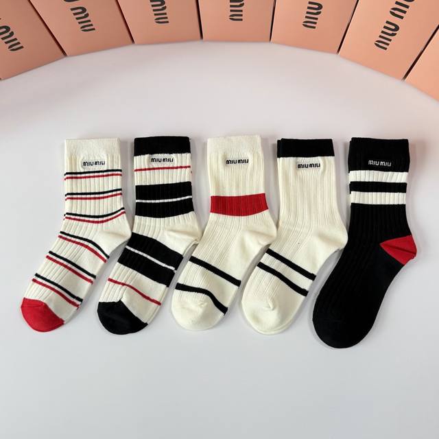 特 配专柜包装 Lv 路易威登 最新双针中长筒刺绣款堆堆袜袜子！一盒五双，专柜同步筒袜袜子，大牌出街，潮人必备超好搭