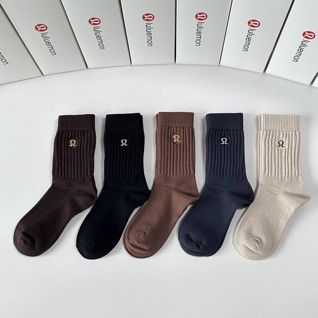 特 配包装 Lululemon 新款羊绒刺绣中长款堆堆袜袜子！一盒五双， 专柜同步筒款袜子，大牌出街，潮人必备超好搭