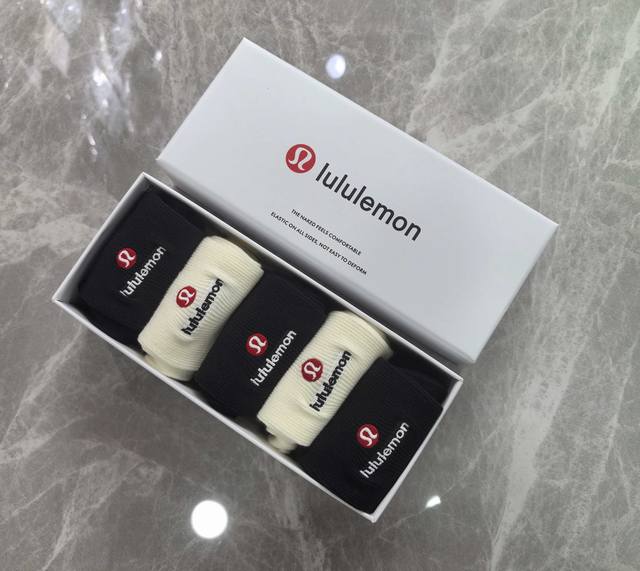 特 配专柜包装 Luluemon 露露 新款刺绣中长款堆堆袜袜子！一盒五双，专柜同步筒袜袜子，大牌出街，潮人必备超好搭