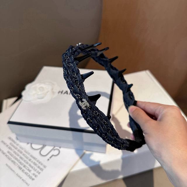 配包装盒 Chanel 香奈儿 最新小香发箍。简单实用，时尚潮流。非常好看！小仙女必备