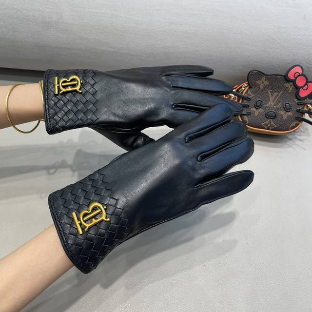 2025巴宝莉Tb新款情侣款独家首发触屏手套 原单品质 官网同步男士新款高档羊皮手套女神首选 不可错过百分百选用进口羊皮 皮质细腻柔软 认准进口羊皮特有手感羊绒