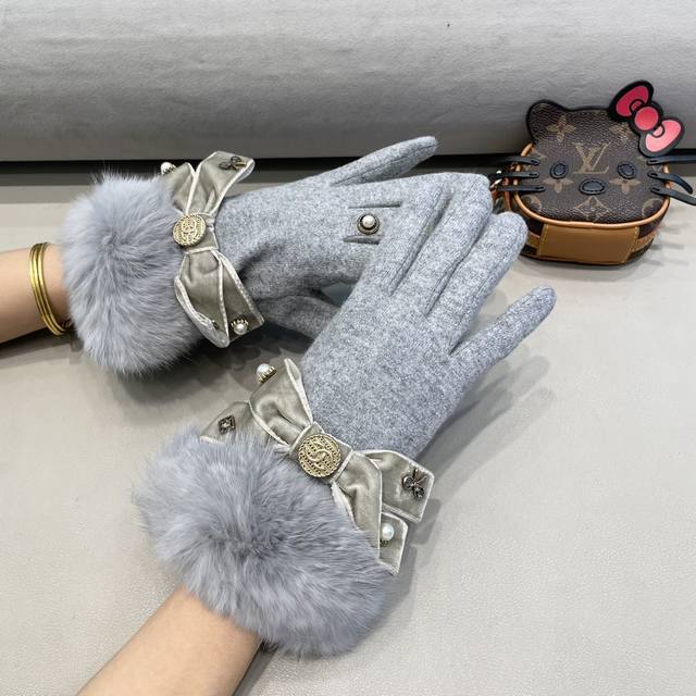 Chanel 香奈儿2025秋冬懒兔毛羊毛手套值得对比同款不同品质，秒杀市场差产品，羊毛十懒兔毛内里加绒 经典不过时款.喜欢可以入手了配盒子 ，均码