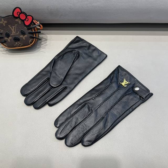 2025新款独家首发触屏手套 男士手套Lv路易威登男款 原单品质 官网同步男士新款高档羊皮手套不可错过百分百选用进口羊皮 皮质细腻柔软 认准进口羊皮特有手感羊绒