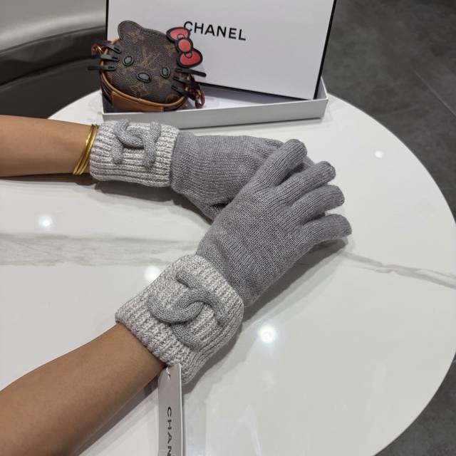 Chanel香奈儿手套，黑白配色，经典双C标志设计。手套采用优质羊绒面料，手感柔软舒适，保暖效果好。 手套细节： 黑色主体搭袖口 经典双C标志点缀，质感出众 五