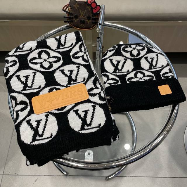 Lv家。 两件套-羊毛套装帽子 经典套装帽子！帽子围巾！暖暖哒超级舒服～冬日小姐姐减龄神器哦～这个冬天你就差这么一套套装帽子啦～又保暖又时尚！男女通用款