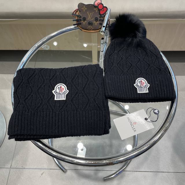 蒙口。 羊毛套装帽子-带狐狸毛球 经典套装帽子！材质 ：70%羊毛30%兔毛。帽子围巾！暖暖哒超级舒服～冬日小姐姐减龄神器哦～这个冬天你就差这么一套套装帽子啦～