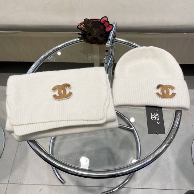 香奈儿Chanel小红书爆款，羊绒新品经典套装帽子！帽子围巾！手感一级棒！暖暖哒超级舒服～这个冬天你就差这么一套装帽子啦～又保暖又时尚！欢迎选择