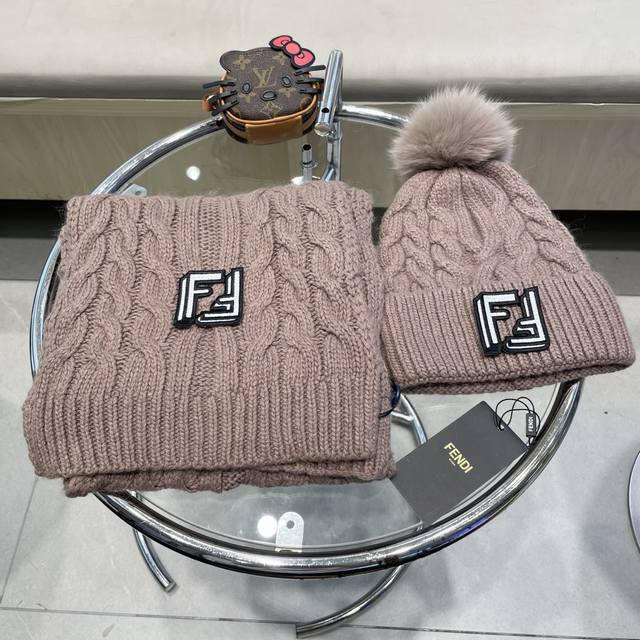 芬迪Fendi 羊毛套装帽子-带狐狸毛球 经典套装帽子！帽子围巾！暖暖哒超级舒服～冬日小姐姐减龄神器哦～这个冬天你就差这么一套套装帽子啦～又保暖又时尚！男女通用