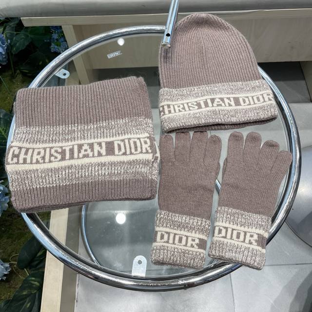 迪奥Dior三件套Dior羊绒针织围巾帽子和手套三件套 70%羊绒30%兔毛成分保暖又时尚