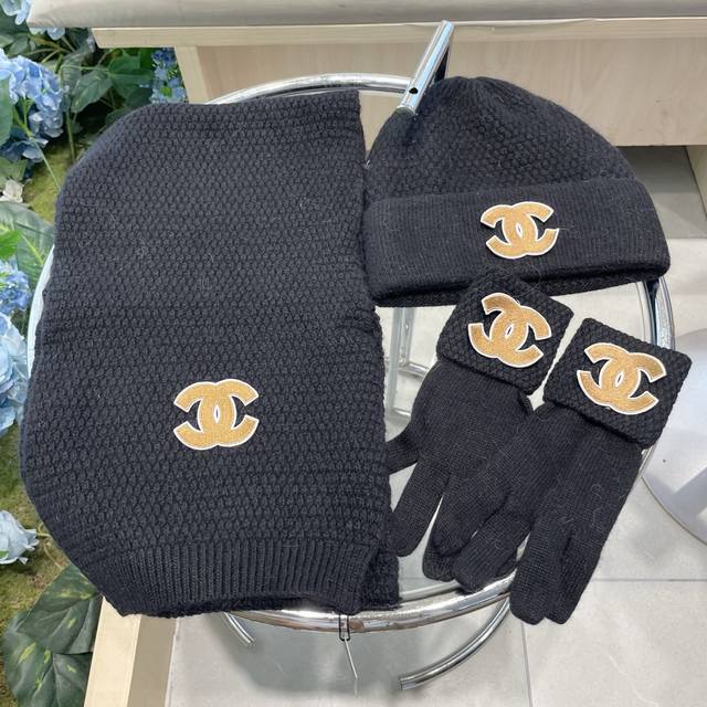 香奈儿Chanel 羊毛套装帽子围巾手套三件套 经典套装帽子！材质：70%羊毛30%兔毛。暖暖哒超级舒服～冬日小姐姐减龄神器哦～这个冬天你就差这么一套套装帽子啦