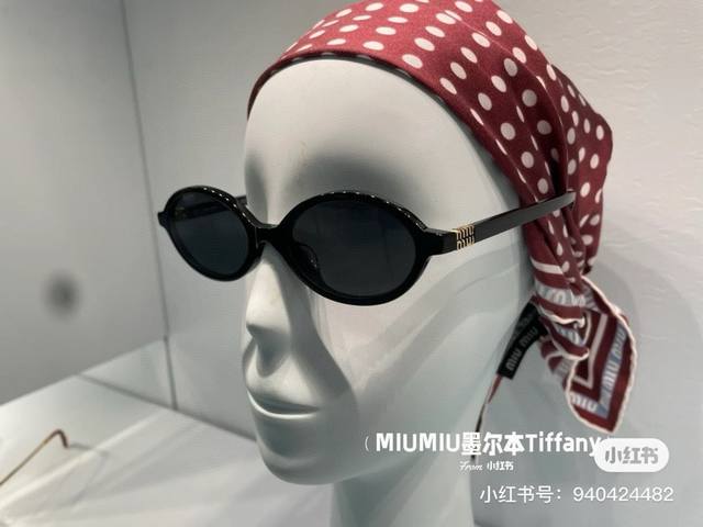 造型利器 Miumiu新款复古小椭圆框墨镜复古小椭圆框。时髦有型 造型利器 镜框和镜腿的设计线条感很强侧面镂空字母Logo增添了精致感