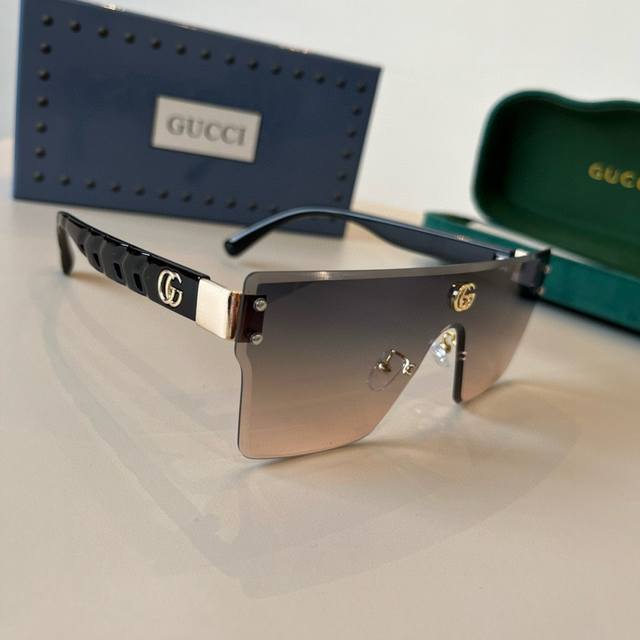 Gucci古奇界级大师制造. 偏光墨镜 高档 潮流时尚百搭男士款百搭瘦脸太阳镜 高品质 ！开车太阳镜 ！