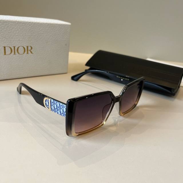 Dior迪奥大火的Diorclub系列墨镜 太阳镜海报款带着夏日的清爽酷炫它来啦百搭的颜色，运动、休闲、时装搭配都无压力，一付独特魅力的墨镜，让你的夏日更精彩