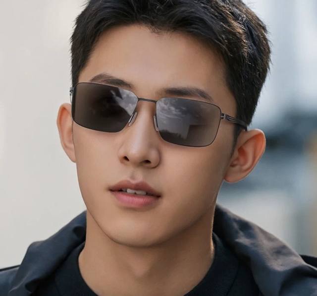 Lv 2025新款男女情侣款太阳镜多边形墨镜Ip电镀永不褪色 超轻超有弹性整幅眼镜无螺丝重要的是压不坏 高清尼龙镜片、精湛的工艺 原版材料 休闲大气不挑人的一款