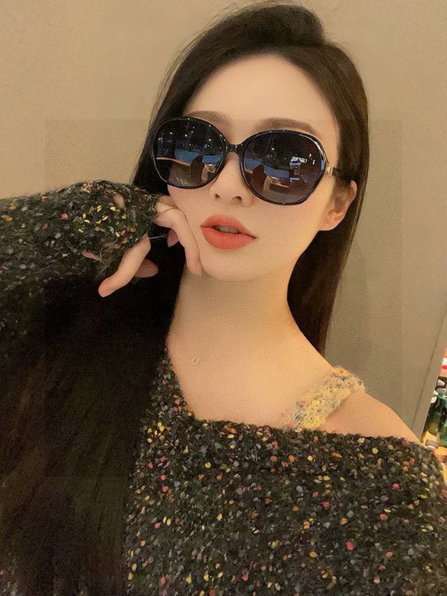 Chanel 香奈儿 2025新款潮流爆款 时尚方框太阳镜 佩戴舒适 网红潮款墨镜 女士高清加厚偏光太阳镜 高品质Tr镜框 型号Ch2752